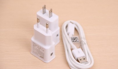 【批發(fā)三星note2 充電器帶數(shù)據(jù)線 超原裝品質(zhì) 歐規(guī)/美規(guī) usb快充】價格,廠家,圖片,手機(jī)充電器,中山市東鳳鎮(zhèn)躍恒電子廠-